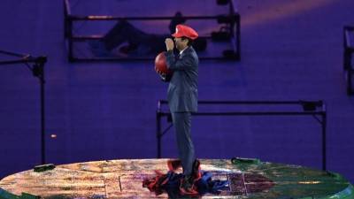 Shinzo Abe provocó críticas divididas en las redes sociales tras disfrazarse de Mario Bros.
