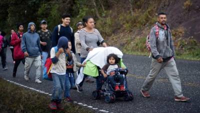 Más de 3,000 hondureños integran la caravana migrante, en la que se ha observado a varias familias enteras viajando. Foto: AFP