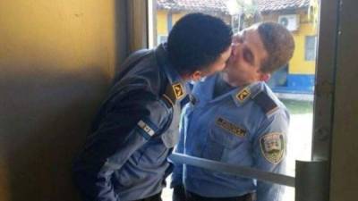 Los agentes desataron un escándalo con la polémica fotografía con la que simulan darse un beso.