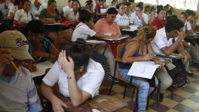Estudiantes del Reyes mientras alfabetizan a adultos los fines de semana en su centro educativo. Foto: José Cantarero