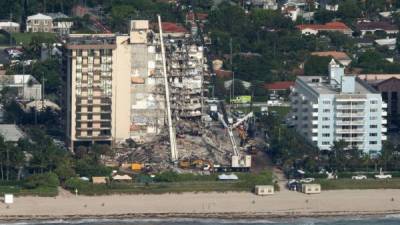 Vista aérea de este domingo del edificio de 12 pisos que colapsó parcialmente en Surfside, Florida, EE.UU.. EFE/EPA/CRISTOBAL HERRERA-ULASHKEVICH