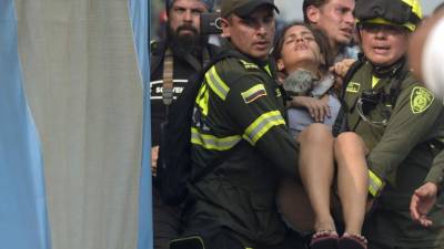 Una mujer herida es auxiliada por autoridades colombianas. Foto: AFP