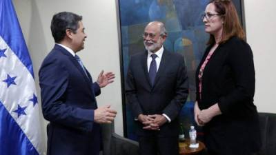 El presidente Juan Orlando Hernández; Sergio de la Peña, subsecretario adjunto de Defensa de los Estados Unidos y Heidi Fulton, Encargada de Negocio de la Embajada de Estados Unidos.