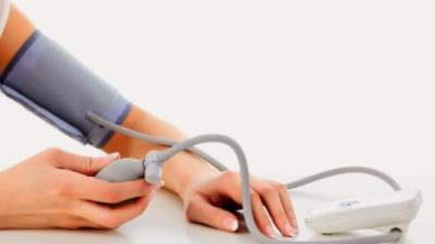La Asociación América del Corazón indica que se debe usar un monitor para la parte superior del brazo, automático y tipo manga, para usar en casa.