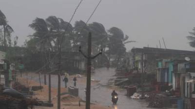 Vientos huracanados azotan la ciudad de Goalpur, en el estado de Odisha, India, hoy, 11 de octubre de 2018. EFE