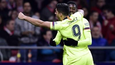 Dembélé celebra su gol con Luis Suárez, el empate del Barcelona ante Atlético. Foto AFP