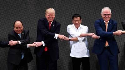 Trump y Duterte se saludaron al final de la cumbre Asean, en la que participaron junto a otros líderes asiáticos. AFP.