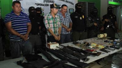 Arriba, los tres capturados junto a las evidencias que les decomisaron en los allanamientos en Morazán, Yoro.