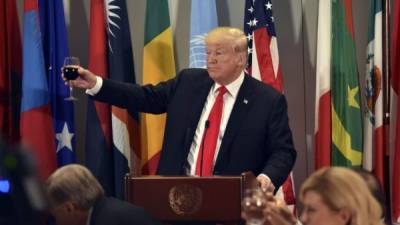 Trump ofrece un brindis durante un almuerzo con líderes mundiales en la ONU./AFP.
