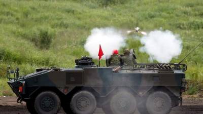 Soldados de las Fuerzas terrestres de Autodefensa niponas (JGSDF) disparan un misil guiado antitanque durante unas maniobras militares. EFE/Archivo