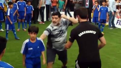 Diego Maradona jugó un partido con niños en un centro comercial de Bahréin.