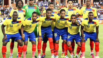 La selección ecuatoriana (primera fila, de izda a dcha) Segundo Castillo, Renato Ibarra, Fricson Rafael Erazo, Antonio Valencia, Fidel Martínez y Walter Ayovi; (última fila, de izda a dcha) Juan Carlos Paredes, el portero Máximo Banguera, Jorge Guagua, Christian Noboa y Jaime Ayovi.