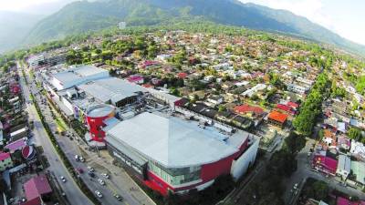 El sector noroeste ha crecido en edificios comerciales desde hace cinco años. En la imagen, la colonia Jardines del Valle. Foto:Yoseph Amaya.