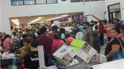 Las instalaciones de Diunsa lucen abarrotadas.