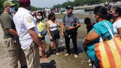 Los migrantes buscan nuevos puntos para cruzar de Guatemala a México luego de que AMLO enviara al Ejército a la frontera./EFE.