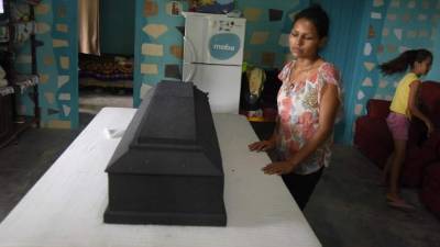 Los padres del menor Brayan Joel Lara llegaron ayer a reclamar su cuerpo a la morgue.