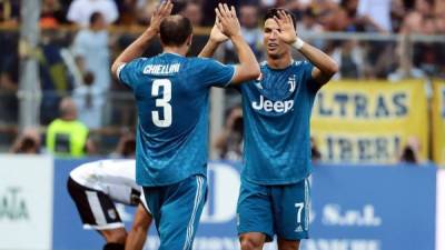 Giorgio Chiellini celebra su gol marcando al Parma con Cristiano Ronaldo. Foto EFE