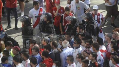 La final de Copa Libertadores entre River Plate y Boca Juniors se suspendió y se jugará el domingo a las 2:00pm, hora de Honduras. Actos de violencia se han hecho presente en Argentina. FOTOS AFP.