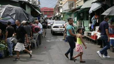 La avenida Atlántida es un caos para peatones y conductores. Foto: Javier Rosales