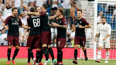 GRAF4671. MADRID, 11/08/2018.- El delantero argentino del Milan Gonzalo Higuaín (3i) celebra su gol con sus compañeros durante el partido, correspondiente al trofeo Santiago Bernabéu, que Real Madrid y Milan juegan esta noche en el estadio Santiago Bernabéu, en Madrid. EFE/Javier López