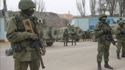 Soldados estadounidenses con su equipo suben a un autobús en Fort Bragg, Carolina del Norte, el sábado 4 de enero de 2010, antes de ser enviados como refuerzos al Oriente Medio tras el asesinato del general iraní Qassem Soleimani. (AP Foto/Chris Seward)