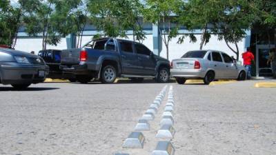 En algunas zonas donde se necesita controlar el tráfico vehicular se han instalado reguladores de velocidad sustituyendo los túmulos.