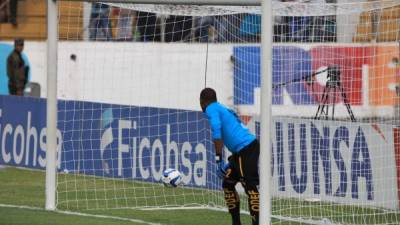 Mexico's Osvaldo Rodriguez, top, collides with Honduras goalie Luis Lopez during the second half of an international friendly soccer match on Saturday, June 12, 2021, in Atlanta. (AP Photo/Ben Margot)