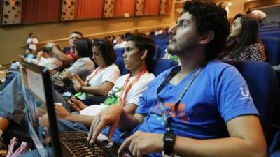 Informáticos disfrutan de las exposiciones de expertos centroamericanos que llegaron a Unitec. Foto Yoseph Amaya