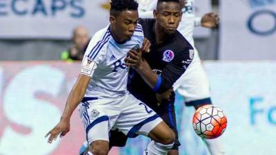 Romell Quioto disputando el balón con el hondureño Deiby Flores del Vancouver Whitecaps.