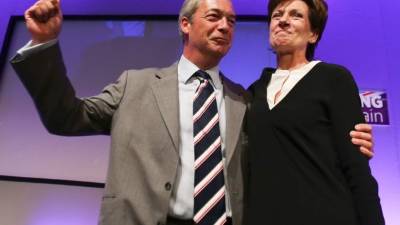 Farage (izq.) el lider saliente del UKIP, junto con la elegida, Diane James.