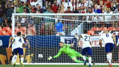 El portero Ethan Horvath de EUA le detuvo el penal al volante Andrés Guardado. Foto Twitter @CNationsLeague.