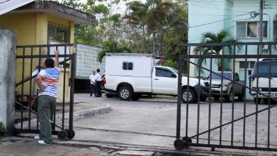 En una ambulancia guatemalteca fueron repatriados ayer los cadáveres de dos de las víctimas de la masacre en El Carmen.