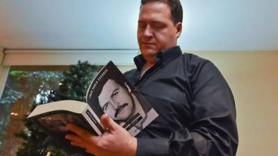 Juan Pablo Escobar se dedica a escribir libros para contar la verdad sobre su padre.