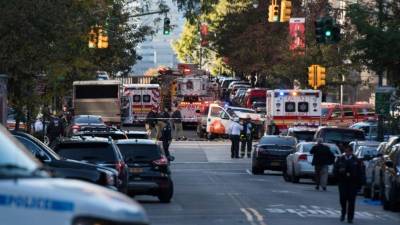 Police secure an area following a shooting incident in New York on October 31, 2017.Several people were killed and numerous others injured in New York when a suspect plowed a vehicle into a bike and pedestrian path in Lower Manhattan, and struck another vehicle on Halloween, police said. A suspect exited the vehicle holding up fake guns, before being shot by police and taken into custody, officers said. / AFP PHOTO / Don EMMERT