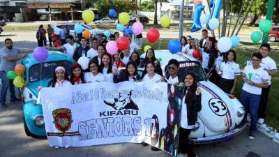 Los futuros bachilleres de la Happy New Dawn celebraron con júbilo el inicio del año escolar. Fotos: Amílcar Izaguírre.