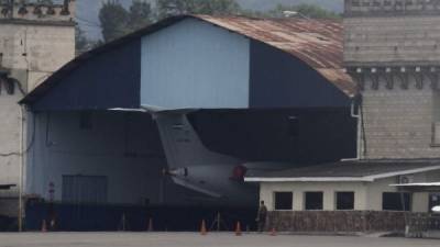 El avión gubernamental es gris y tiene pintada en la cola la bandera de Honduras.