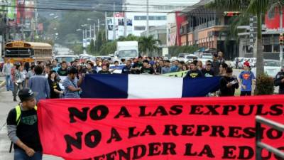 Estudiantes piden que alumnos sean reintegrados.