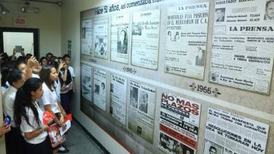 Los estudiantes observaron con atención las portadas que han destacado en Diario La Prensa desde 1964, año de fundación del periódico.