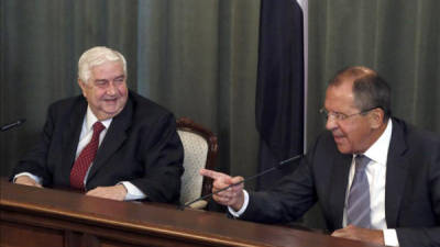 El ministro de Asuntos Exteriores sirio, Walid Muallem, y homólogo ruso, Sergey Lavrov (d), comparecen en una rueda de prensa tras la reunión que mantuvieron hoy en Moscú. EFE