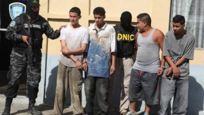 Otros ocho presuntos pandilleros fueron detenidos para investigación por asociación ilícita y portación ilegal de armas.
