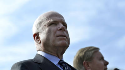 El senador por Arizona y excandidato presidencial republicano en 2008 John McCain.