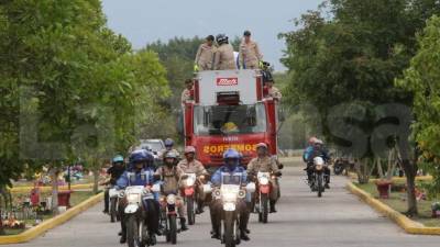 Una caravana de amigos y familiares acompañó a los restos de Madrid al lugar del sepelio.