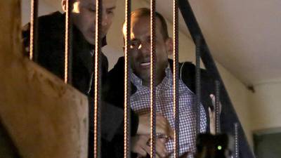 Luis Fernando Camacho, gobernador de Santa Cruz y principal líder opositor de Bolivia, fue arrestado violentamente acusado de terrorismo.