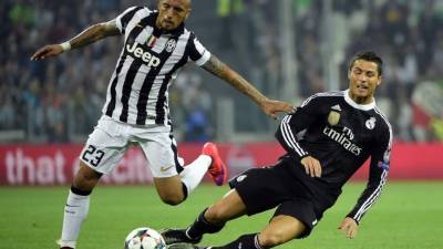 Arturo Vidal disputando el balón con Cristiano Ronaldo.