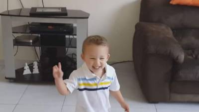 El pequeño niño tico celebra el triunfo de su país contra Costa Rica.