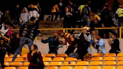 Las aficiones del Atlético San Luis y Tigres se dieron a golpes durante un partido de la Copa MX en el estadio Alfonso Lastras.