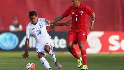 Blas Pérez en disputa del balón con Jorge Claros.