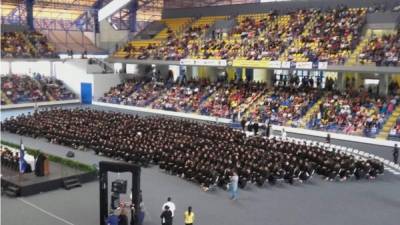 La ceremonia de graduación se realiza en el Palacio de los Deportes del alma máter.