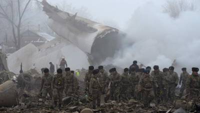 En una imagen, el fuselaje del avión humeante se podía ver sobresaliendo de la nieve y en medio restos de construcciones.