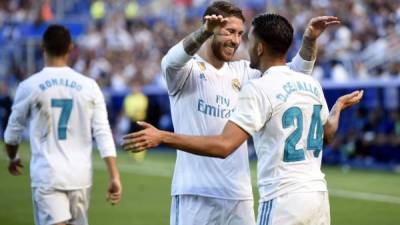 Sergio Ramos felicita a Dani Ceballos tras marcar el primer gol del partido ante el Alavés. Foto AFP